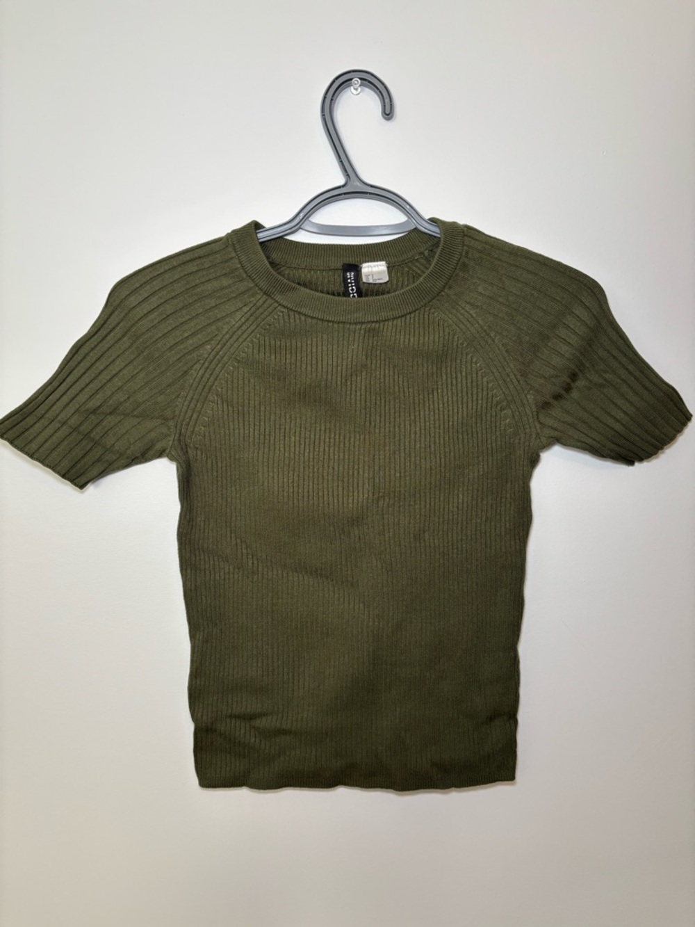 🌿 H&M Divided Textured Green Knit Tee - Size S